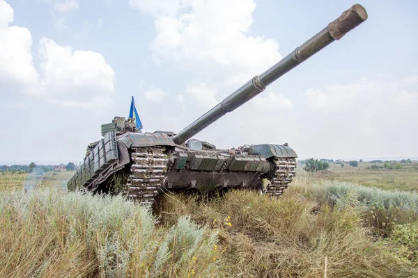 Ukrayna bayrağı altında ana muharebe tankı