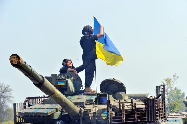 Huvudsakliga stridsvagn under ukrainska flagga — Stockfoto