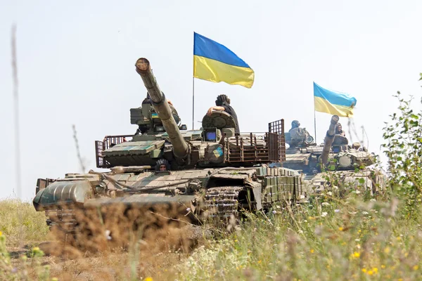 Основний бойовий танк під українським прапором — стокове фото