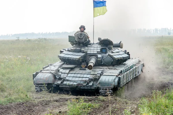 Основний бойовий танк під українським прапором — стокове фото