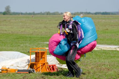 Skydiver bir paraşüt iniş sonra taşır.