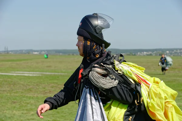 Skydiver porta un paracadute dopo l'atterraggio — Foto Stock