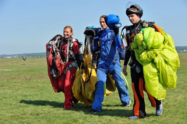 Skydivers leva um paraquedas após a aterrissagem — Fotografia de Stock