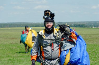 Skydivers taşıyan bir paraşüt iniş sonra