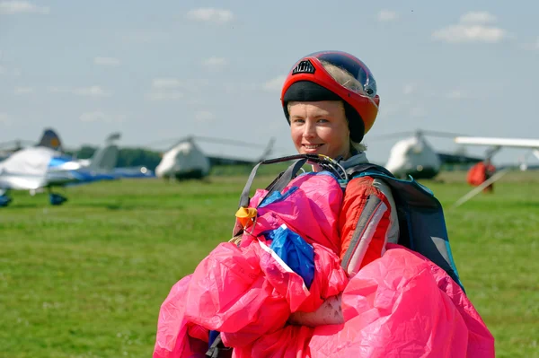 Skydiver porta un paracadute dopo l'atterraggio — Foto Stock