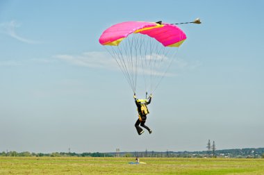 Paraşütçü atlamak sonra indi