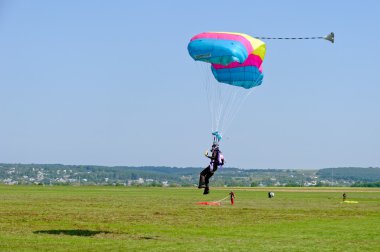 Paraşütçü atlamak sonra indi
