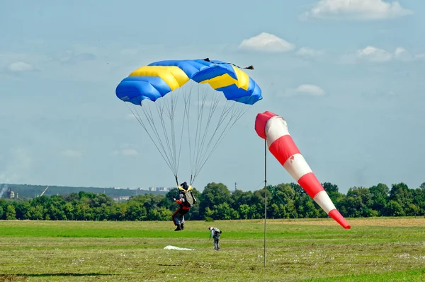 Skydiver atterrato dopo il salto — Foto Stock