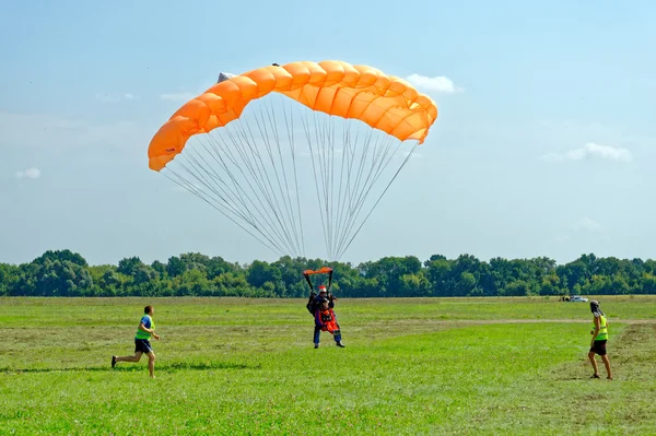 Skydiver landde na de sprong — Stockfoto