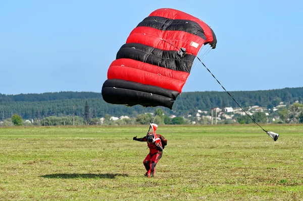 Skydiver atterrato dopo il salto — Foto Stock