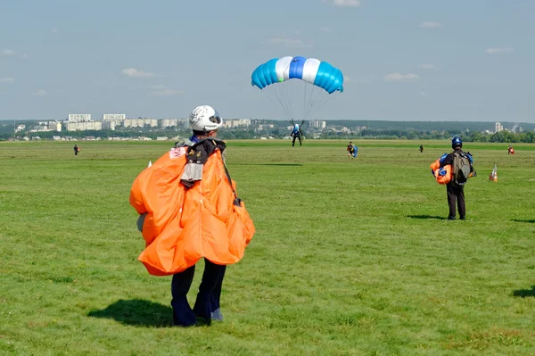 Skydiver atterrato dopo il salto — Foto Stock