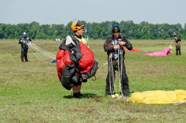 Skydiver çözülmek paraşütü iniş sonra