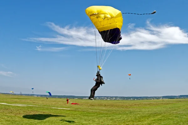 Skydiver landde na de sprong — Stockfoto