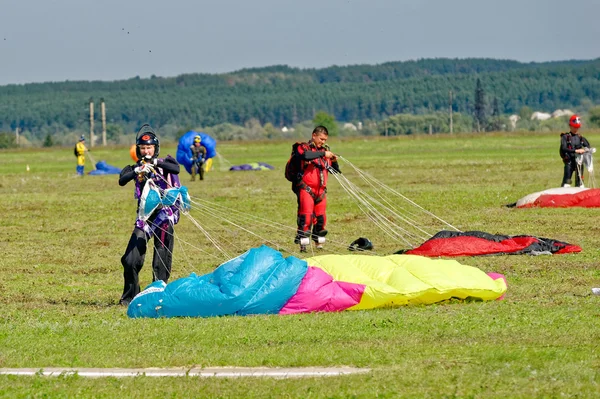 Skydiver los zijn parachute na de landing — Stockfoto