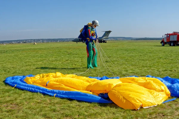 Skydiver slacciare il paracadute dopo l'atterraggio — Foto Stock