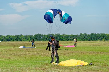 Skydiver çözülmek paraşütü iniş sonra