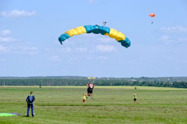 Paraşütçü atlamak sonra indi