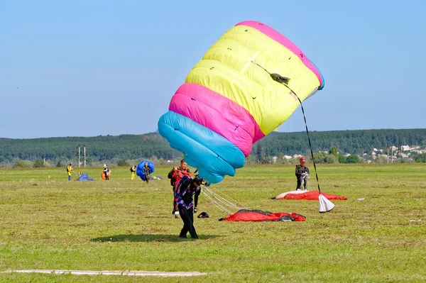 Skydiver landde na de sprong — Stockfoto