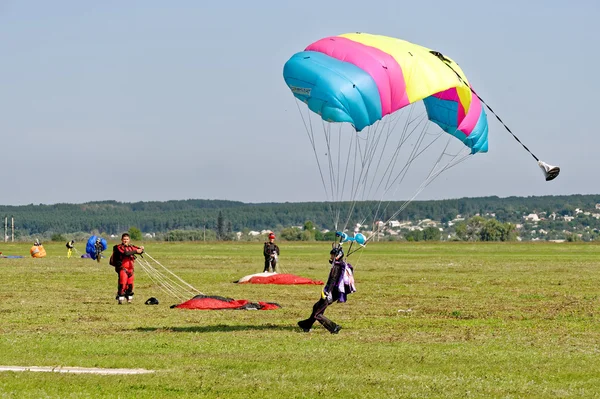 Skydiver atterrato dopo il salto — Foto Stock