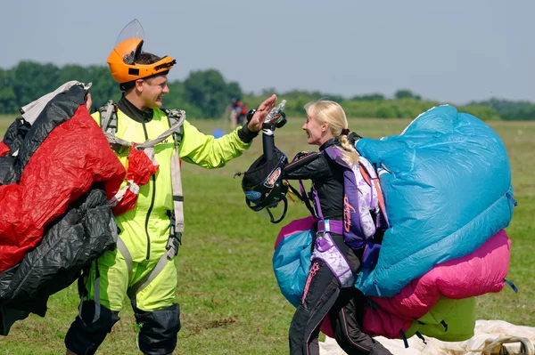 Skydivers carries a parachute after landing — Stock Photo, Image