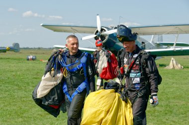 Skydivers taşıyan bir paraşüt iniş sonra