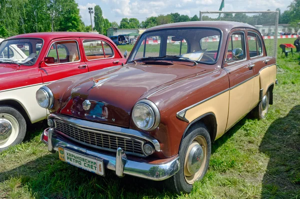 Винтажный автомобиль Moskvich 407 - Стоковое изображение — стоковое фото