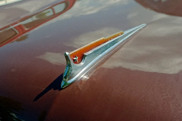 Close up of the hood ornament of a Moskvich 407 — Stock Photo, Image