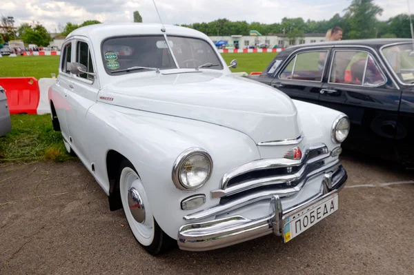 GAZ M20 Pobeda vintage car - Image de la réserve — Photo