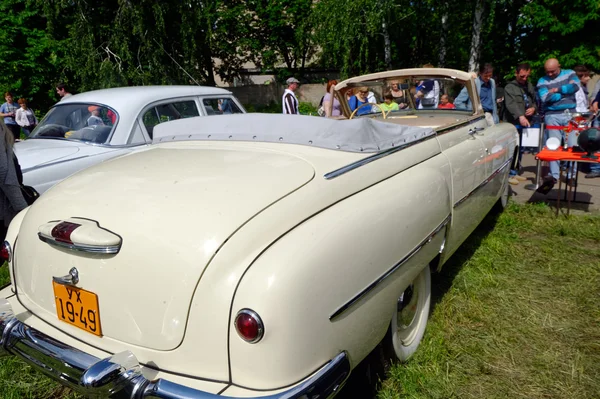 Gros plan de GAZ-12 (ZIM) phaeton voiture vintage - Image de la réserve — Photo