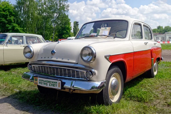 Винтажный автомобиль Moskvich 407 - Стоковое изображение — стоковое фото