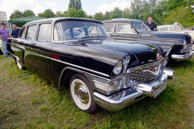 Gaz-13 Chayka eski model araba - stok görüntü