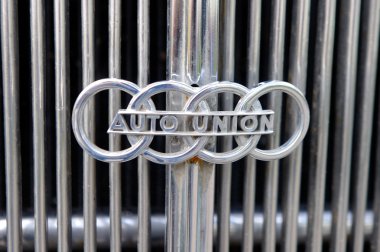 Audi ön-225 eski model araba kukuleta süs yakın çekim