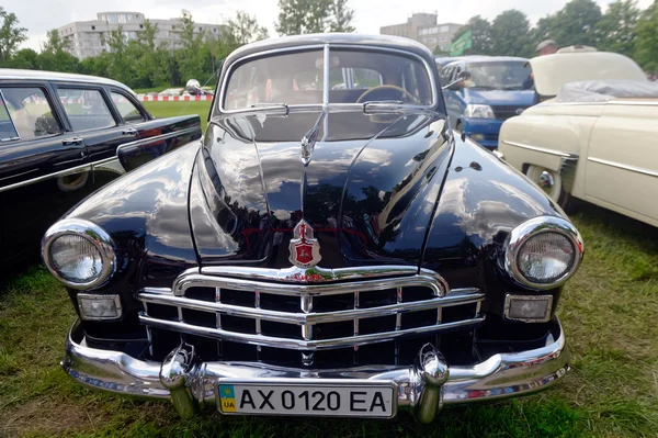 Gros plan sur GAZ-12 (ZIM) voiture vintage - Image de la réserve — Photo