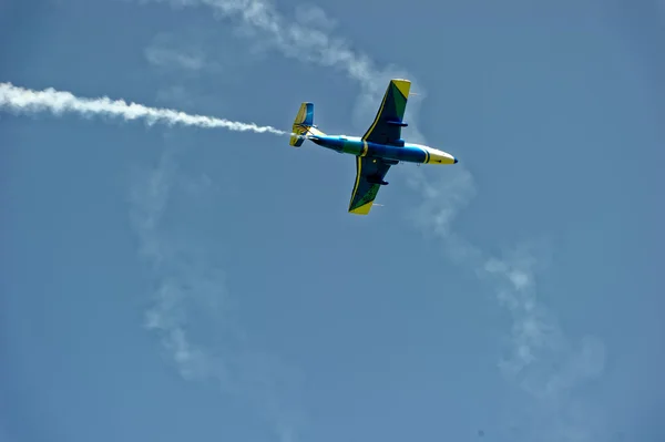 L-29 Delfinflugzeug im Flug — Stockfoto