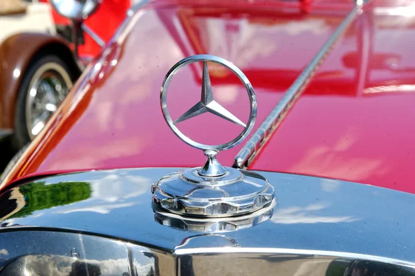 Nahaufnahme des Motorhaubenschmucks eines Mercedes-Benz-Oldtimers — Stockfoto