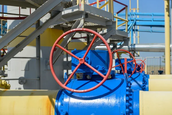 Válvula de compuerta de mango rojo con tubo de acero en estación de compresor de gas — Foto de Stock