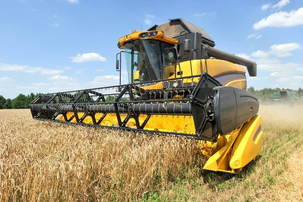 Combine harvester working on a wheat field — Stock Photo, Image