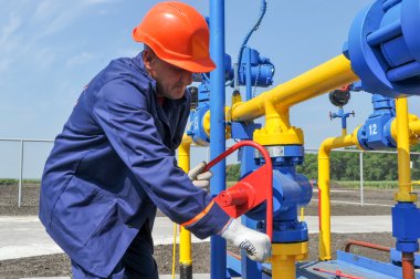 Gaz arıtma tesisi üzerinde çalışan