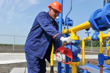 Gaz arıtma tesisi üzerinde çalışan