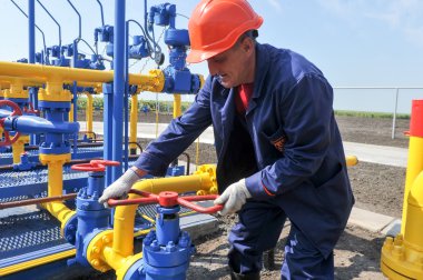 Gaz arıtma tesisi üzerinde çalışan