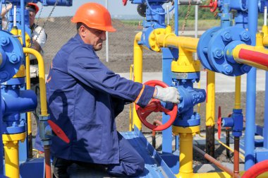 Gaz arıtma tesisi üzerinde çalışan