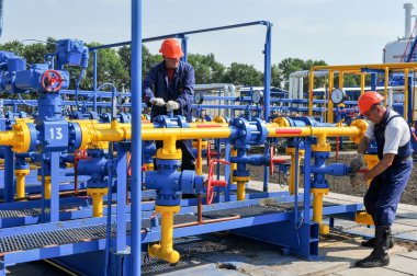 Gaz arıtma tesisi üzerinde çalışan