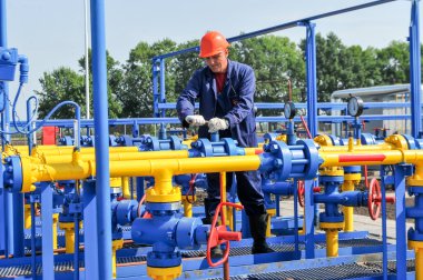 Gaz arıtma tesisi üzerinde çalışan