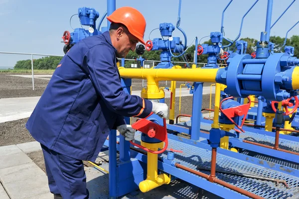 Employee working on the gas treatment plant — Stock Photo, Image
