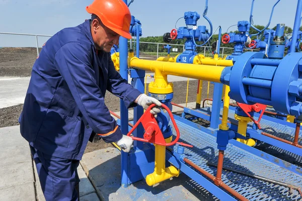 Gaz arıtma tesisi üzerinde çalışan