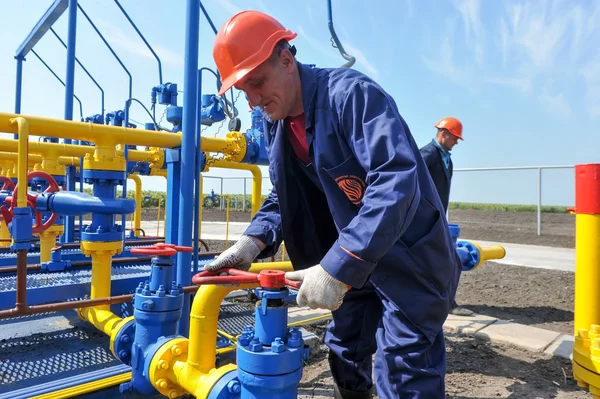 Gaz arıtma tesisi üzerinde çalışan