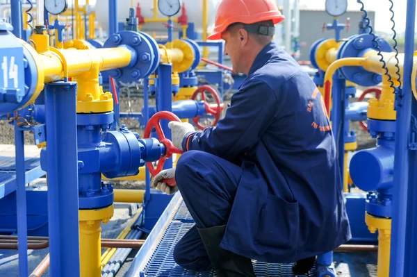 Gaz arıtma tesisi üzerinde çalışan