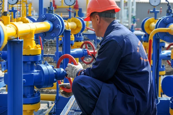 Gaz arıtma tesisi üzerinde çalışan