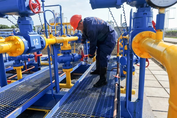 Gaz arıtma tesisi üzerinde çalışan
