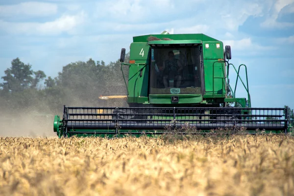 KHARKIV / UCRAINA - LUGLIO 12. Raccolta del campo di grano nell'Oblast 'di Kharkiv in Ucraina il 12 luglio 2011 . — Foto Stock